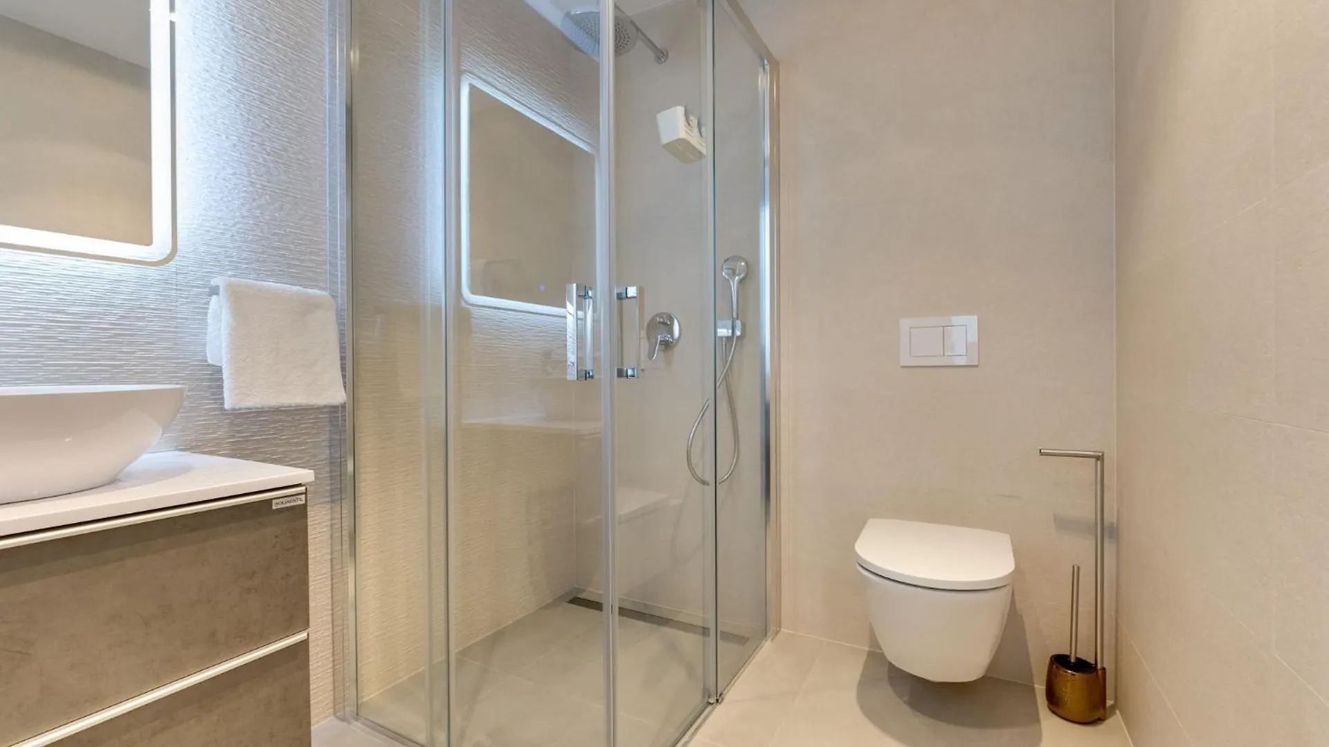 Luxury Semi Detached Villa Smokva 2 - Near Center And Sea - By Traveler Tourist Agency Krk 克尔克 0*,  克罗地亚